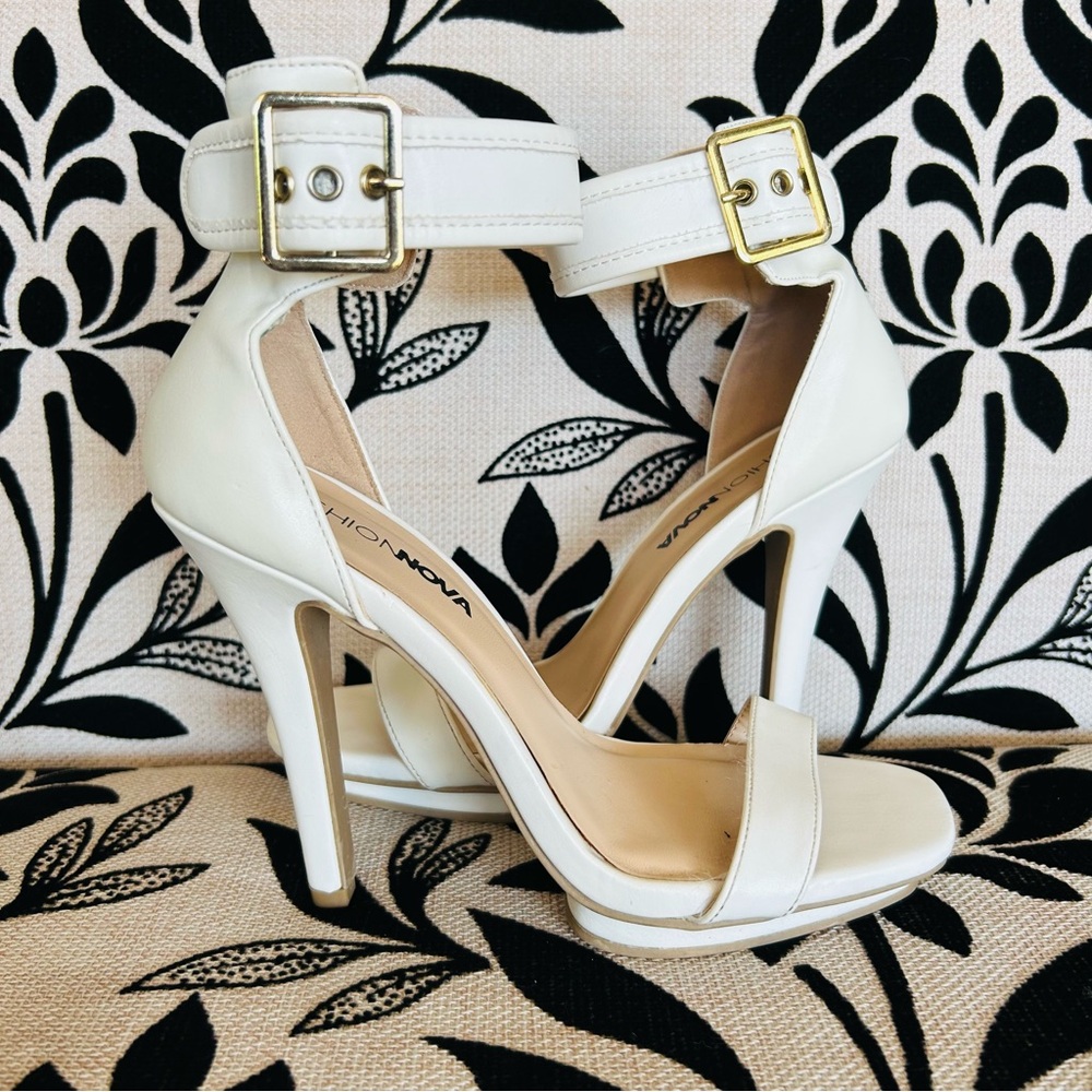 White strap heels buckle woman’s size 6 Fashion Nova